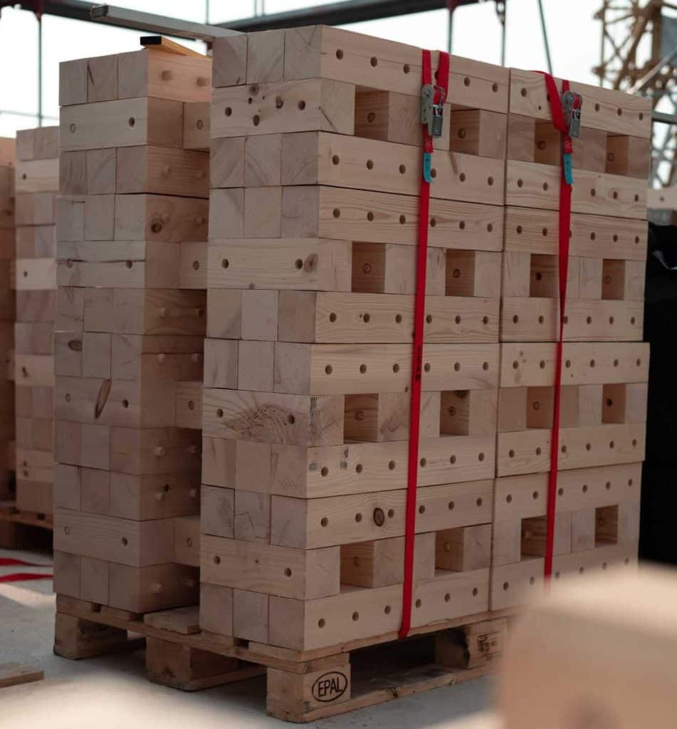 Bauen mit Holz in Frankfurt: Dort wurde ein Einfamilienhaus als unser Pilotprojekt mithilfe der TRIQBRIQ Holzbausysteme als Holzbau ohne Leim realisiert.