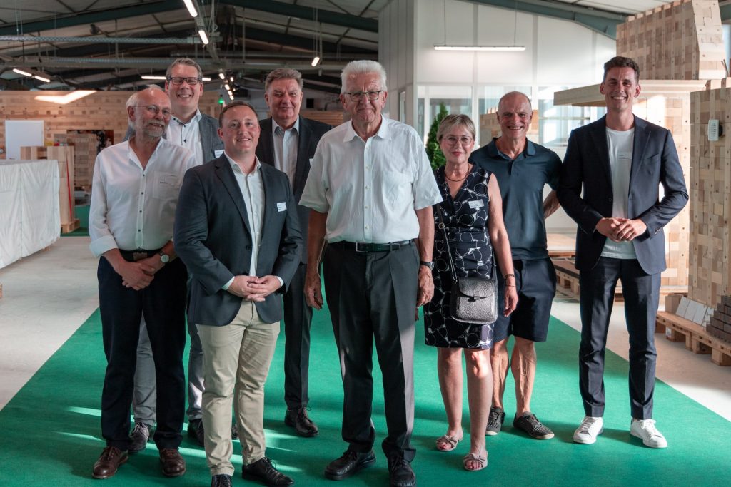 Nachhaltig bauen: Winfried Kretschmann zu Besuch im Holzmassivbau Stammwerk der TRIQBRIQ AG in Tübingen