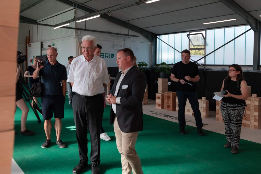 Nachhaltig bauen: Winfried Kretschmann zu Besuch im Holzmassivbau Stammwerk der TRIQBRIQ AG in Tübingen